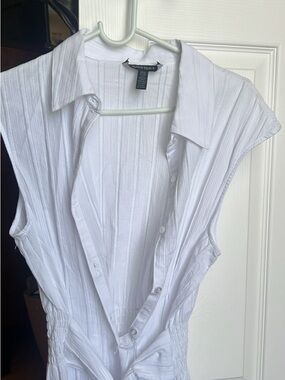 Ellen Tracy White Sleeveless Button Front Top
